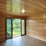築年数を重ねた住まいを、無垢の杉板で彩る、温もりあるリビングへ